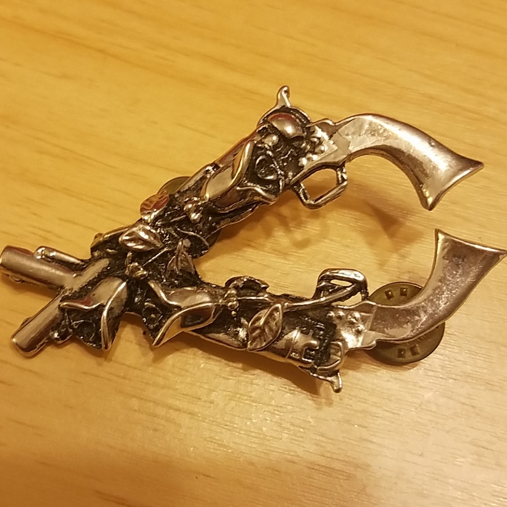 Guns & Rose's pin